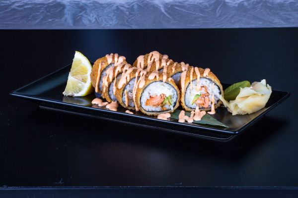 Maîtrisez l"art de réaliser des makis au saumon frais avec une délicieuse texture croustillante !
