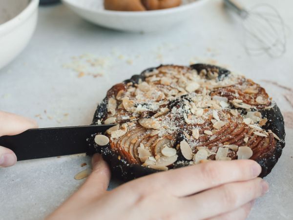 Savourez une tarte fondante aux poires et amandes avec une onctueuse crème d"amandes – une recette irrésistible !